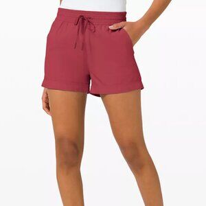 Lululemon Spring Break Away Mid-Rise Short 3" in size 6